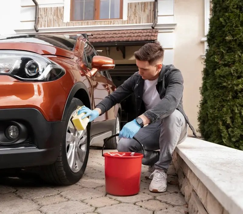 Lavage auto à domicile Soulaire-et-Bourg : professionnel intervenant sur un véhicule